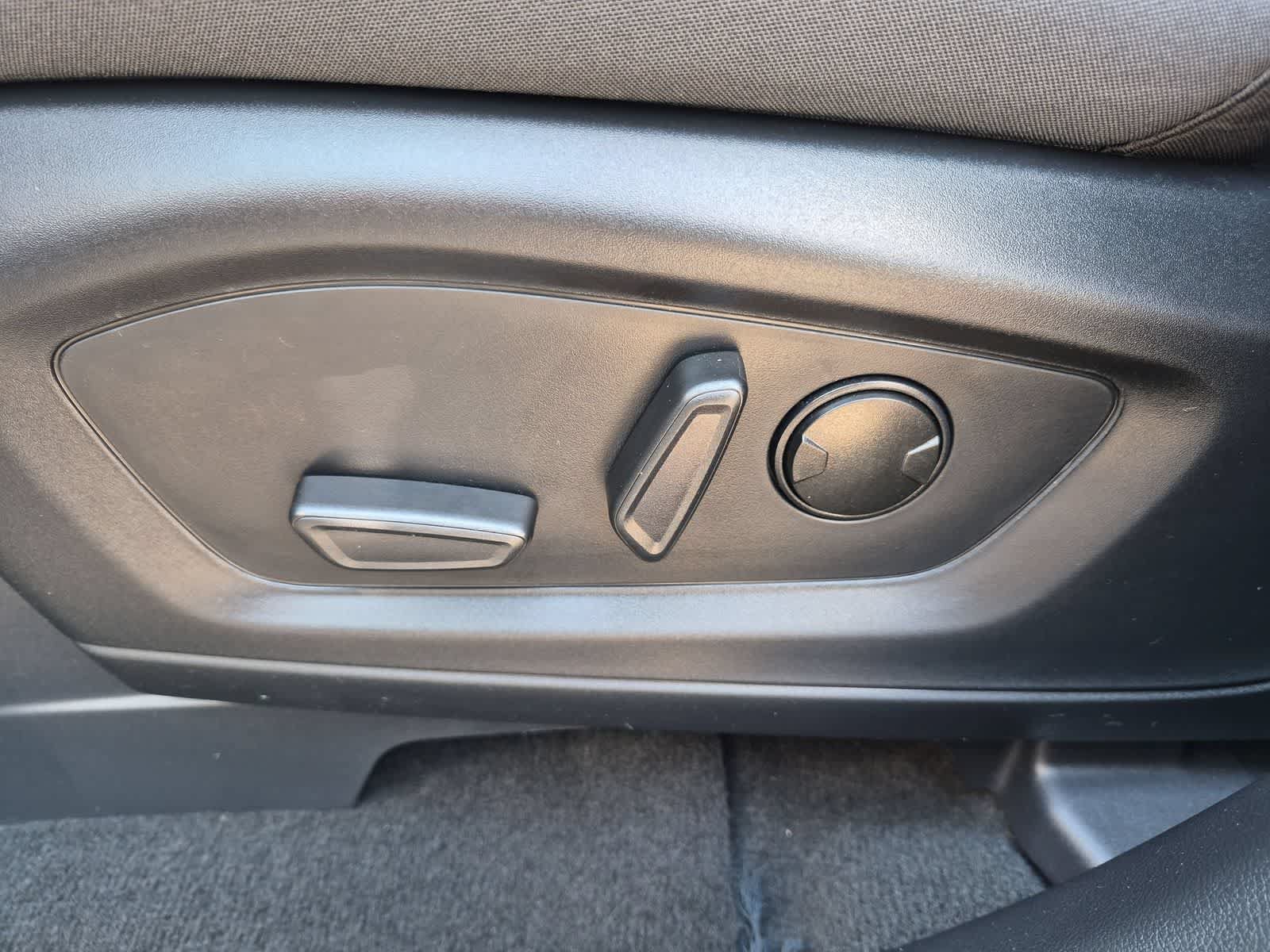 Used 2025 Ford Explorer Active AWD/4WD image 16