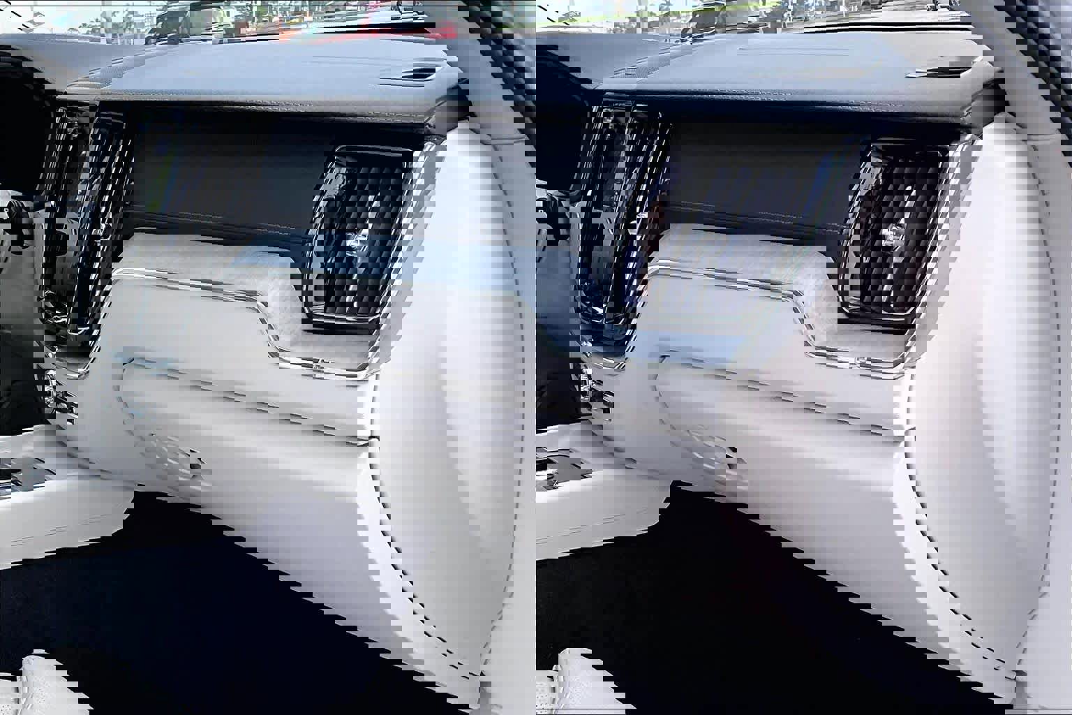 Used 2023 Volvo XC60 B5 Ultimate w/ Climate Package image 18