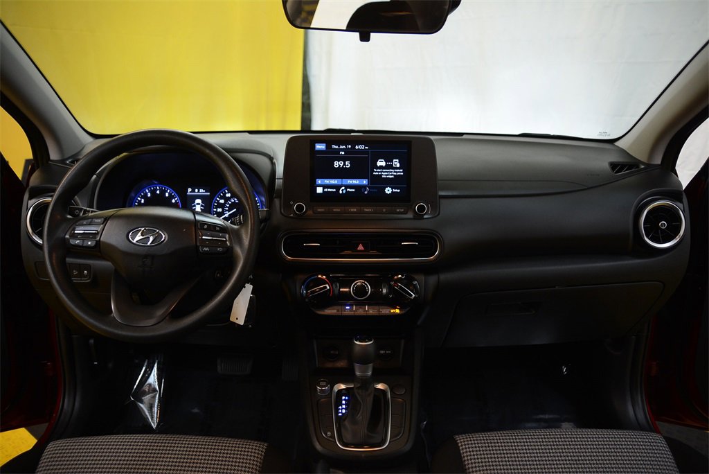 Used 2023 Hyundai Kona SE image 2