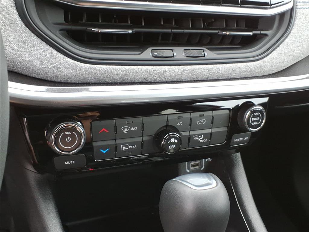 Used 2024 Jeep Compass Latitude image 19