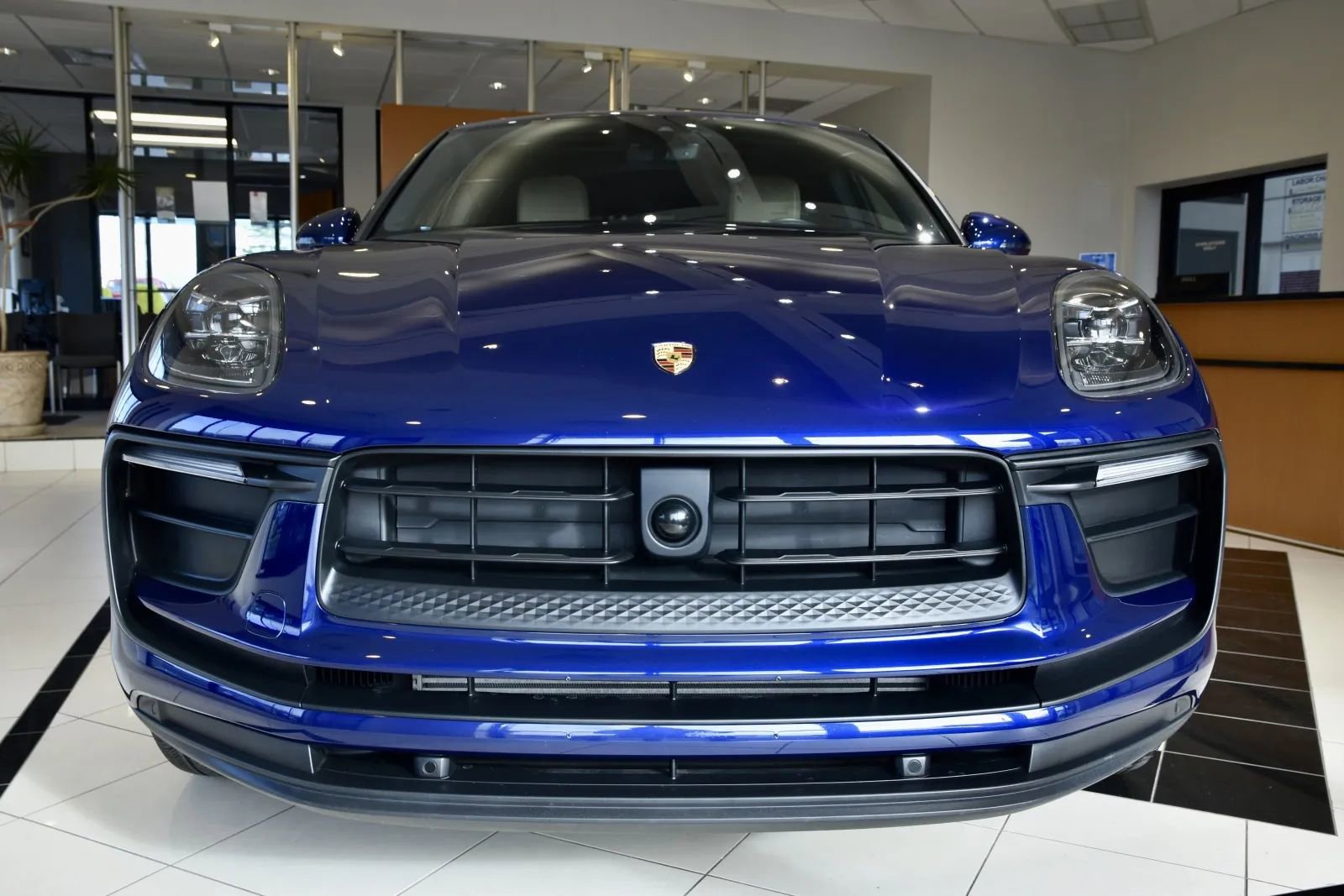 Used 2023 Porsche Macan image 2