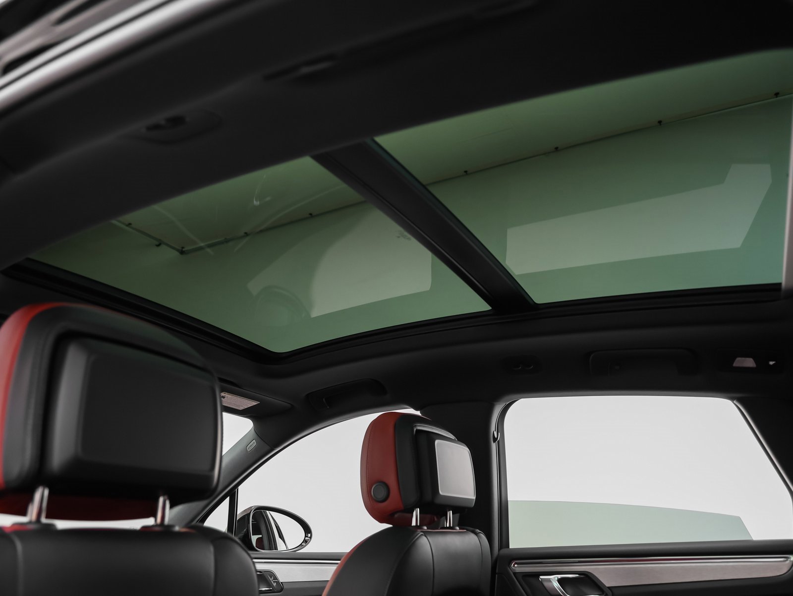 Used 2025 Porsche Macan image 42