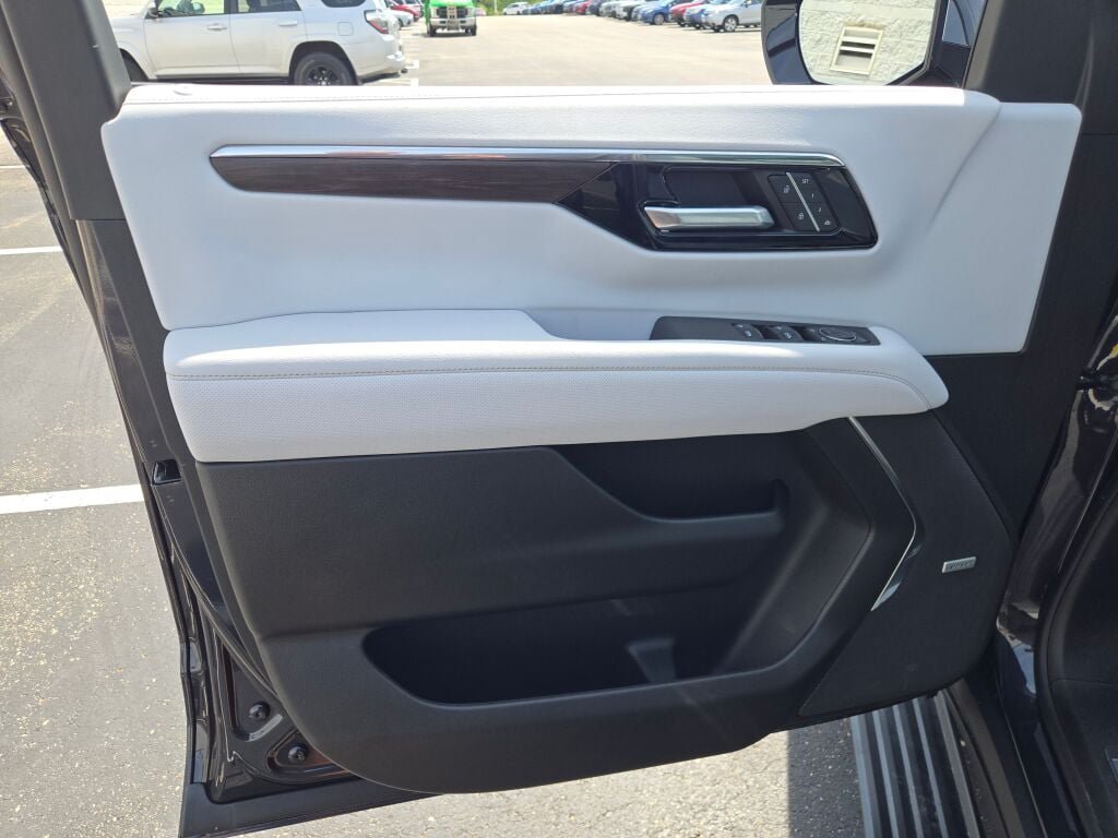Used 2026 Chevrolet Suburban Premier AWD/4WD image 24