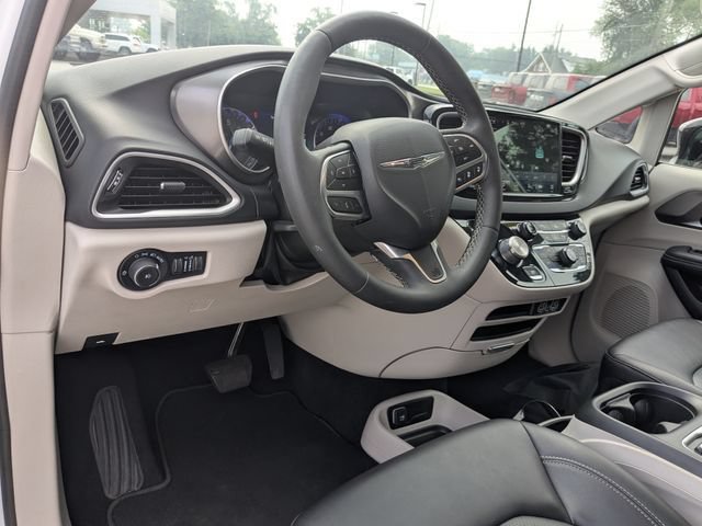 Used 2024 Chrysler Pacifica Touring-L FWD image 2