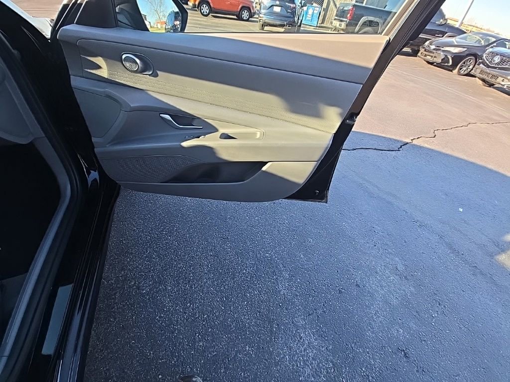 Used 2022 Hyundai Elantra SE image 29