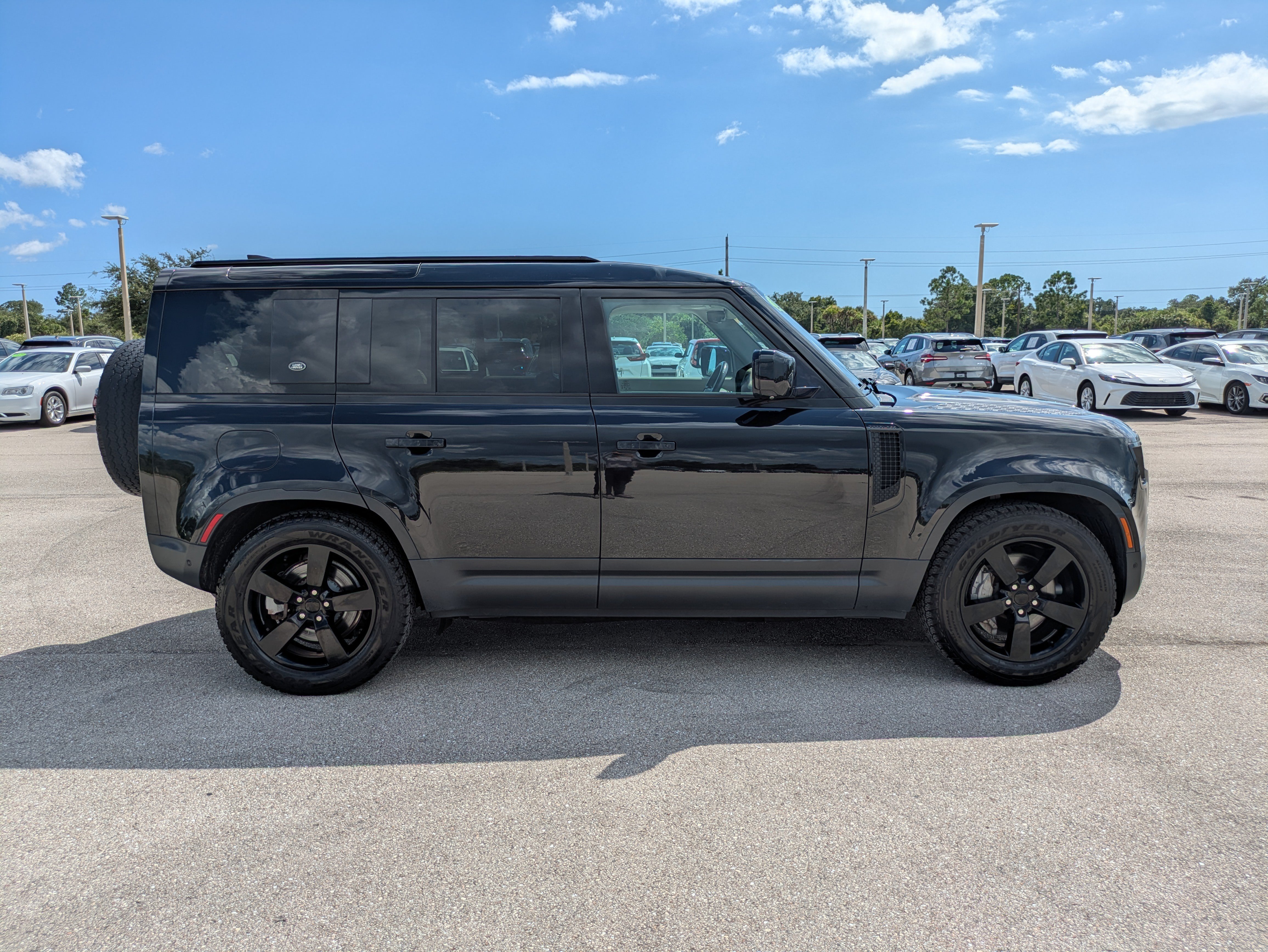 Used 2022 Land Rover Defender 110 SE AWD/4WD image 3
