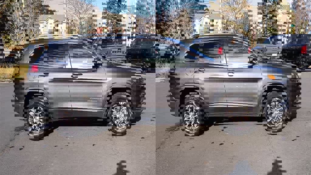 Used 2019 Jeep Cherokee Latitude Plus w/ Comfort/Convenience Group image 2