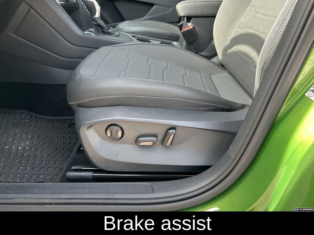 Certified 2025 Volkswagen Taos SE image 16