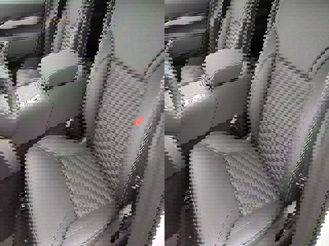 New 2026 Land Rover Discovery Limited Edition image 16