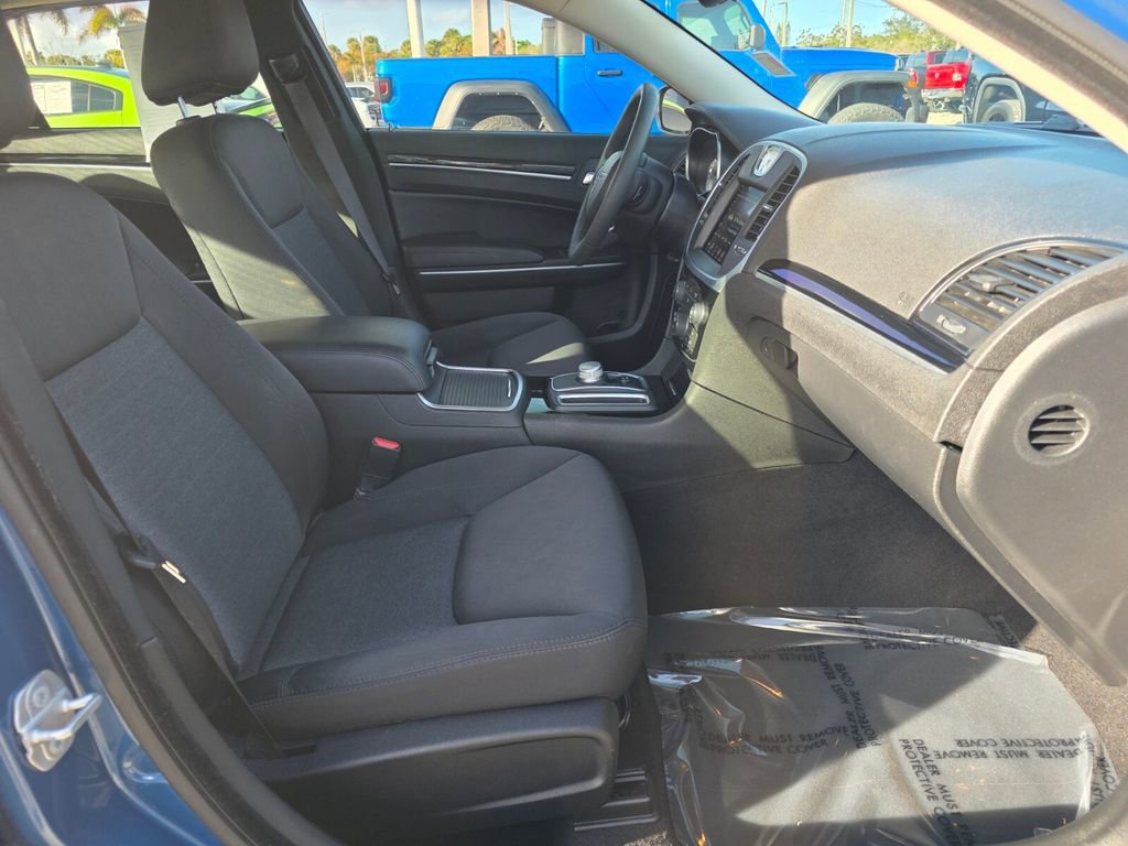 Used 2023 Chrysler 300 Touring w/ Sport Appearance Package image 10