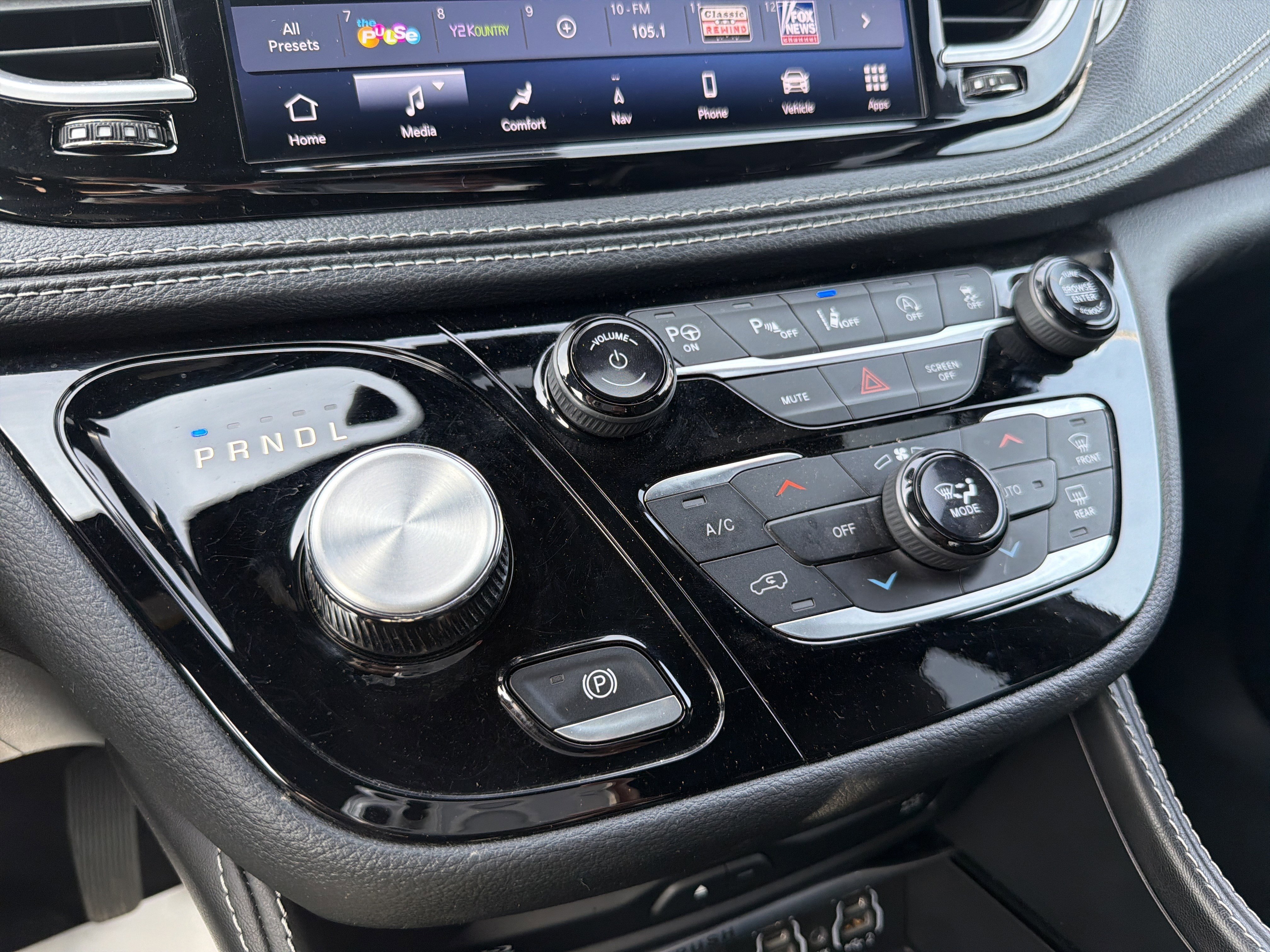 Used 2024 Chrysler Pacifica Limited w/ Uconnect Theater Family Group image 24