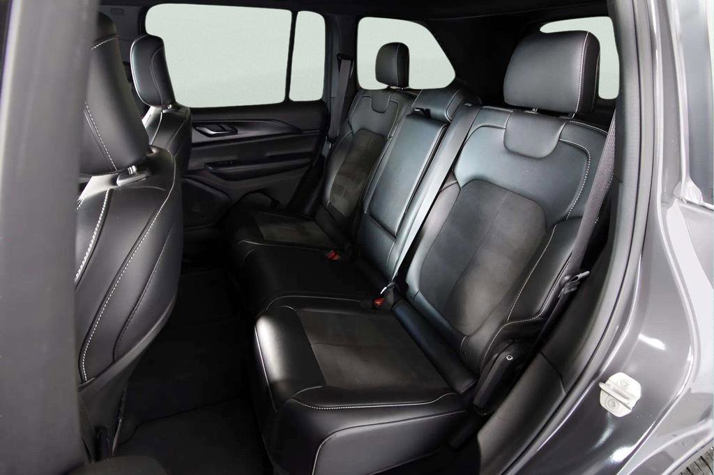 Used 2024 Jeep Grand Cherokee Altitude image 37