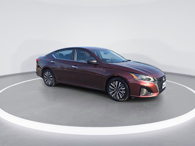 Used 2024 Nissan Altima 2.5 SV FWD image 2