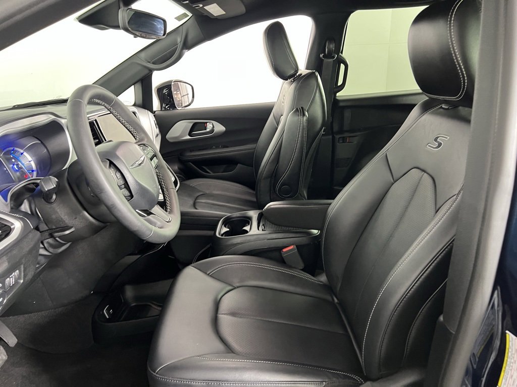 Certified 2024 Chrysler Pacifica Limited image 22