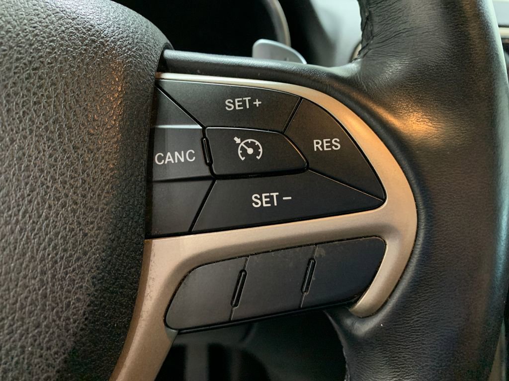 Used 2017 Jeep Grand Cherokee Laredo image 23