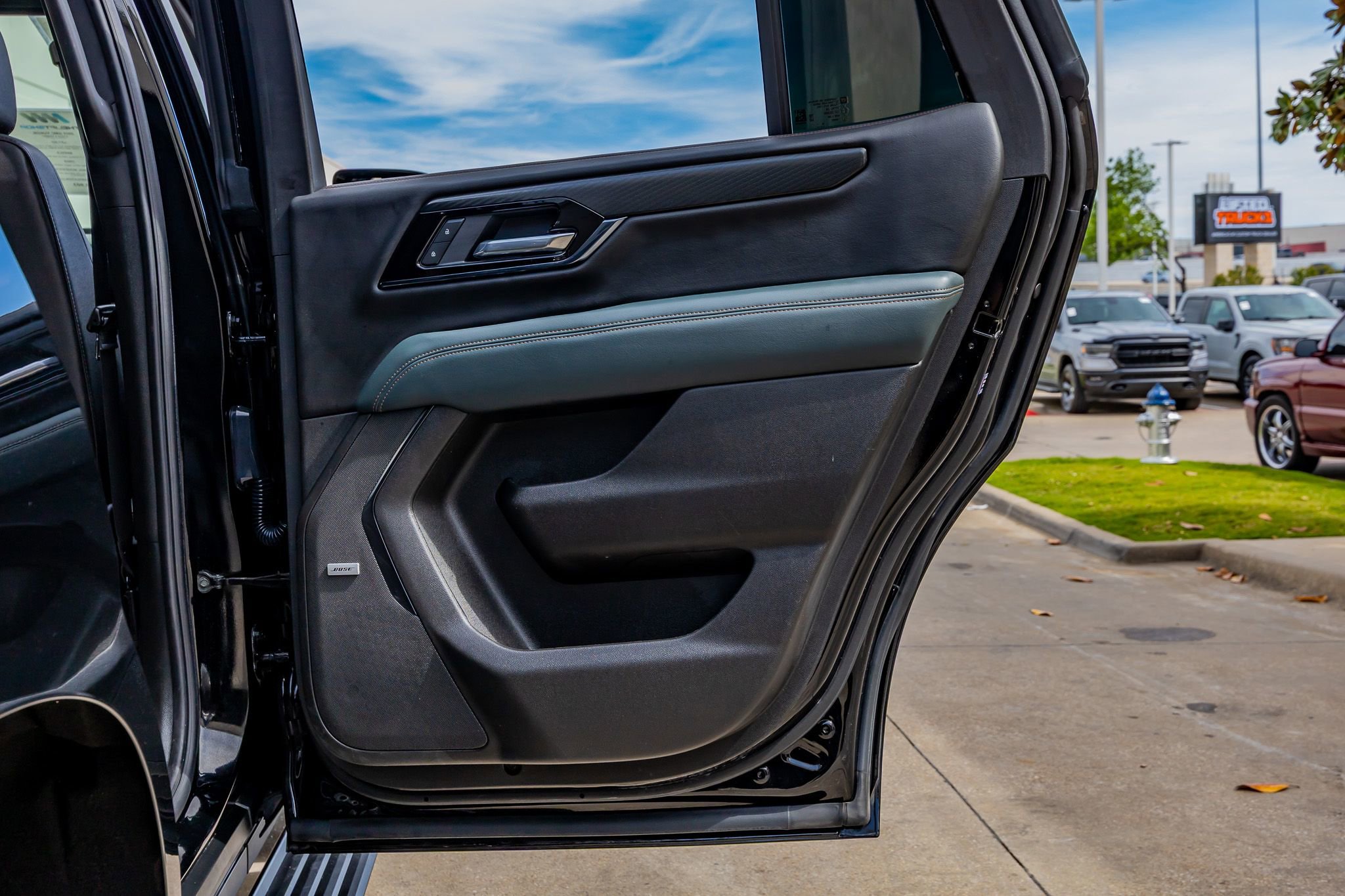 Used 2025 GMC Yukon AT4 w/ AT4 Premium Package AWD/4WD image 40