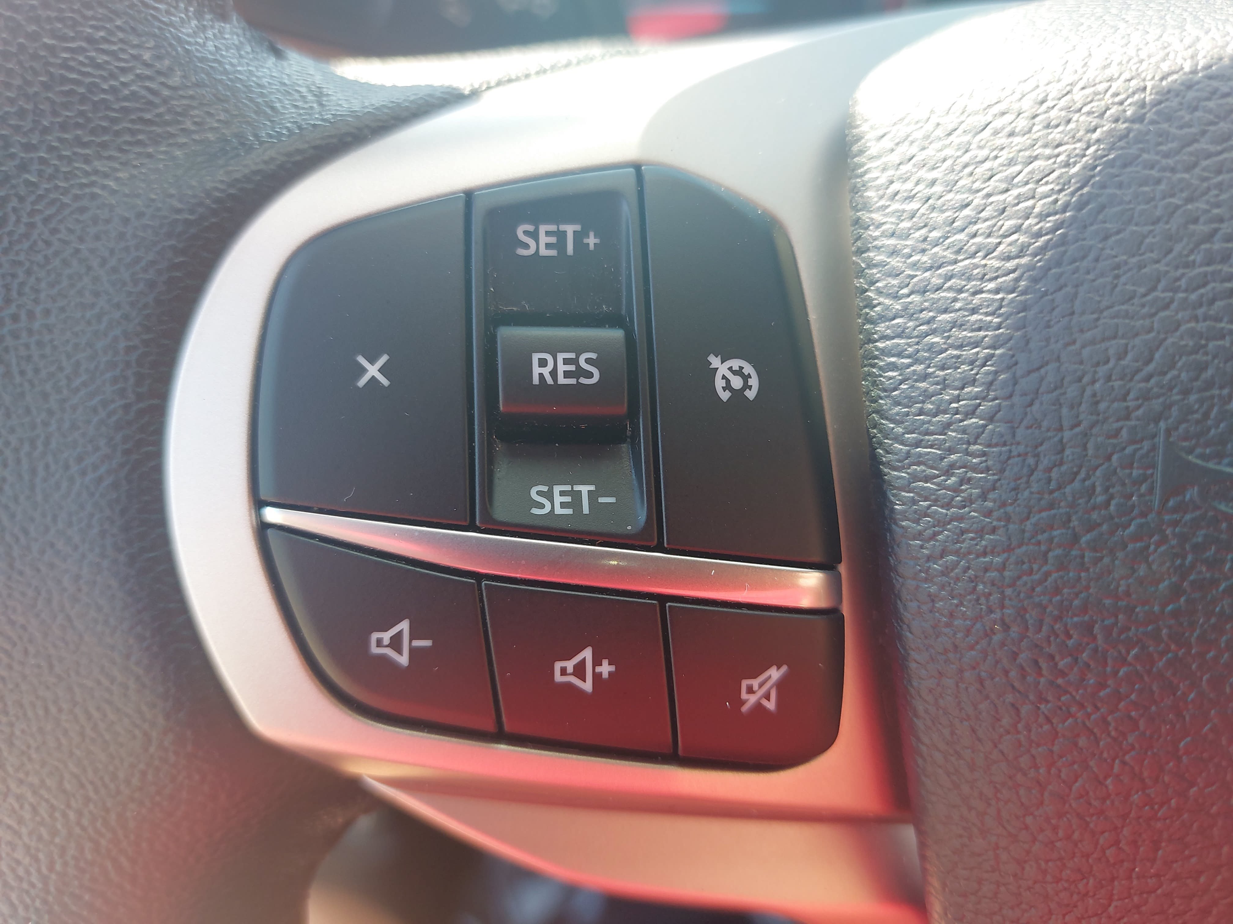 Used 2022 Ford Explorer XLT w/ Equipment Group 202A AWD/4WD image 18