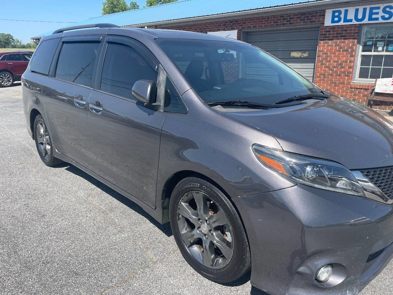 Used 2016 Toyota Sienna SE Premium FWD image 2