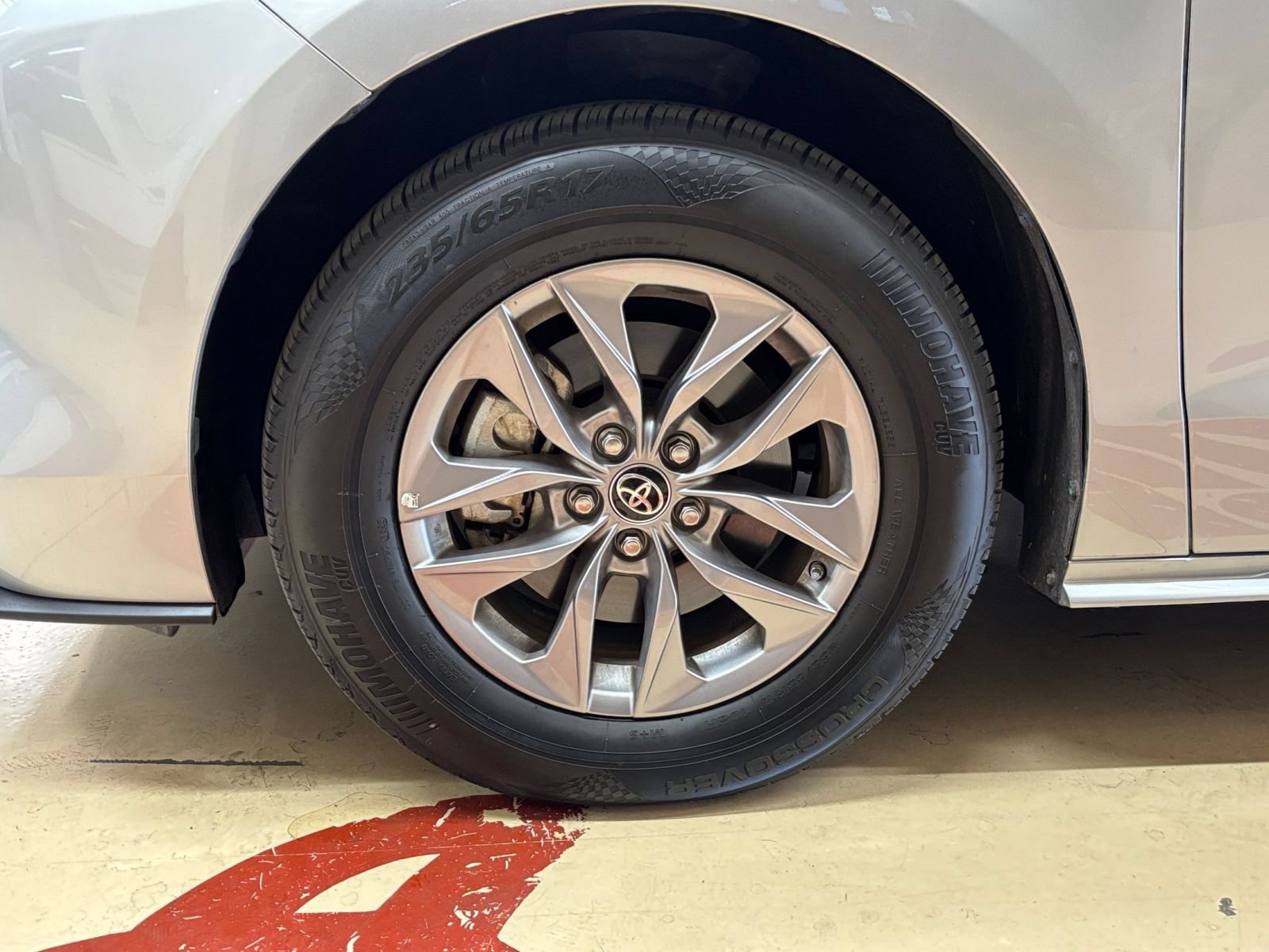 Used 2025 Toyota Sienna XLE FWD image 32