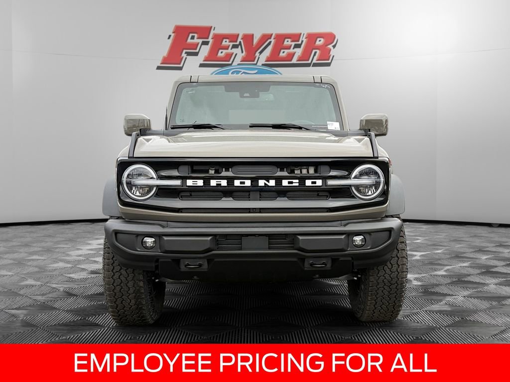 New 2025 Ford Bronco Outer Banks w/ Sasquatch Package AWD/4WD image 2