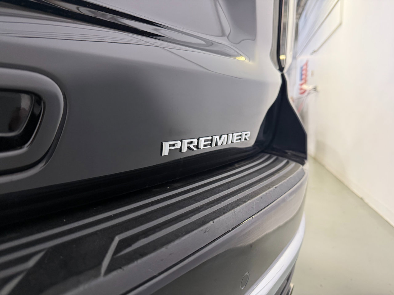 Used 2023 Chevrolet Suburban Premier image 21