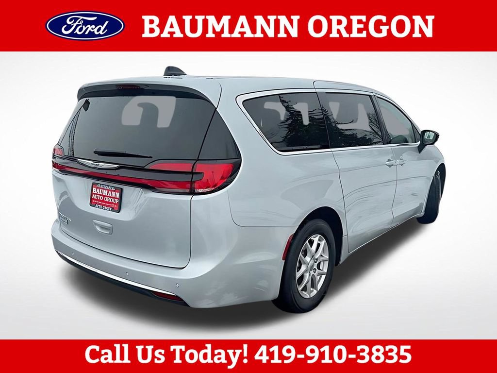 Used 2024 Chrysler Pacifica Touring-L FWD image 8