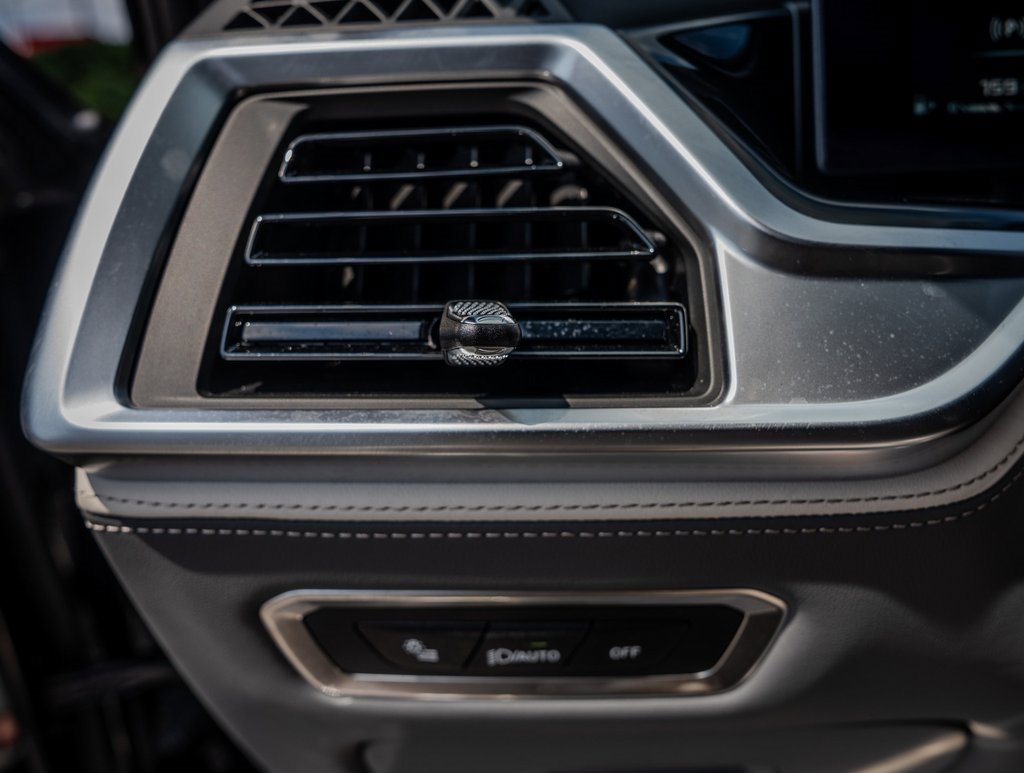 Used 2025 BMW X7 M60i image 9