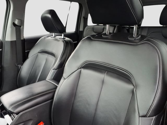 Used 2023 Jeep Grand Cherokee Limited w/ Black Appearance Package AWD/4WD image 13