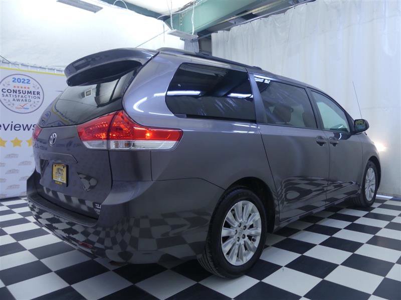 Used 2014 Toyota Sienna XLE image 7