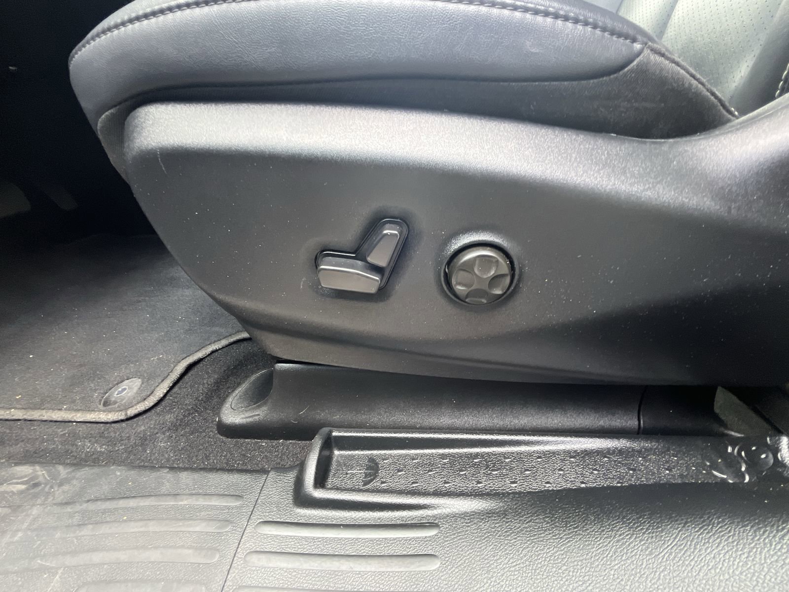 Used 2025 Chrysler Pacifica Select FWD image 16