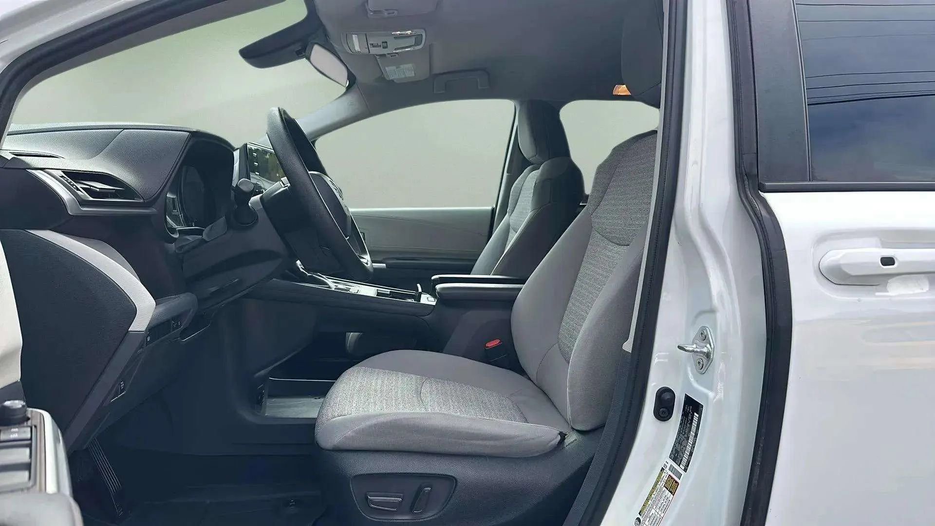 Used 2022 Toyota Sienna LE image 12