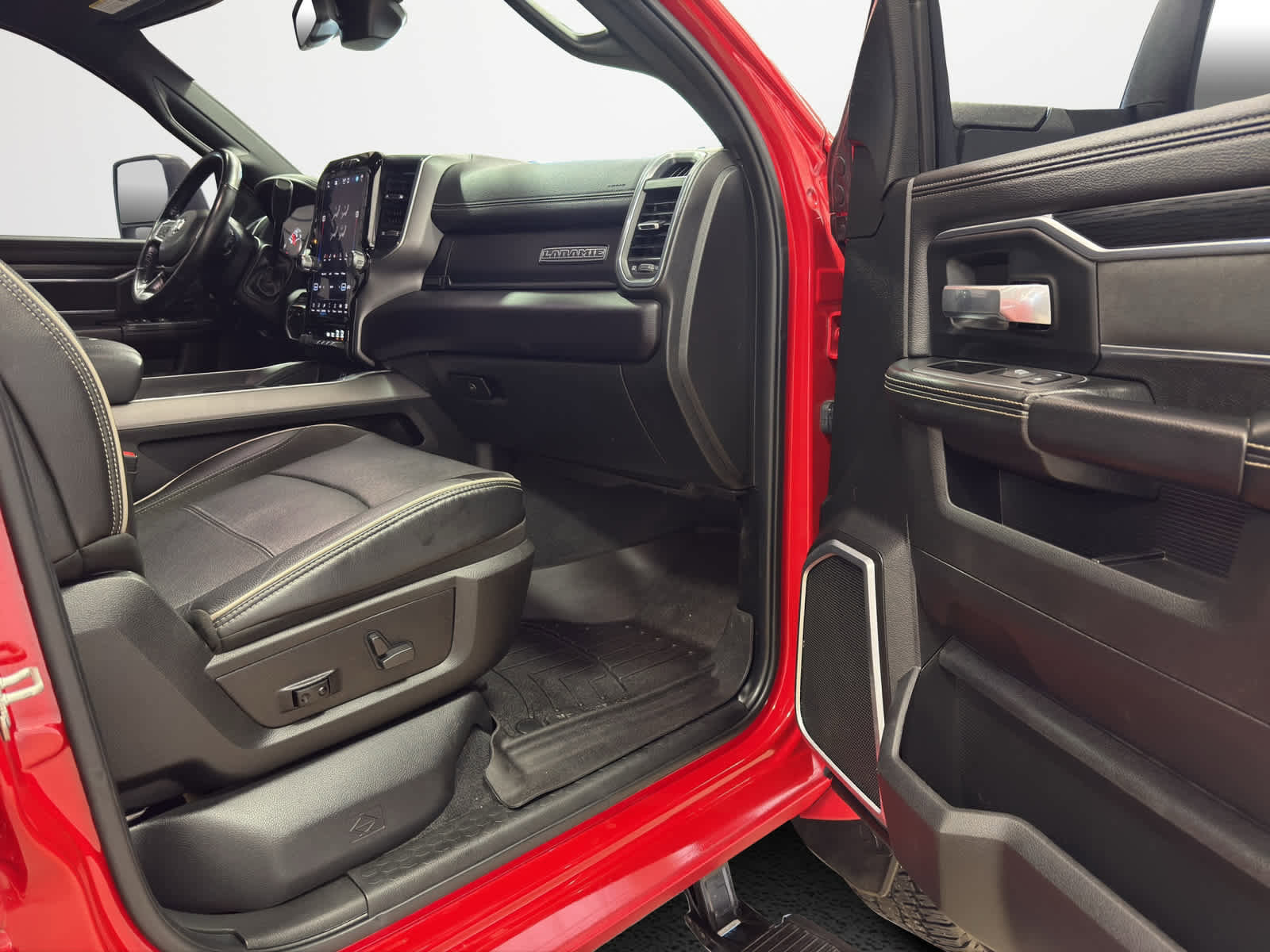 Used 2023 RAM 3500 Laramie w/ Night Edition image 31