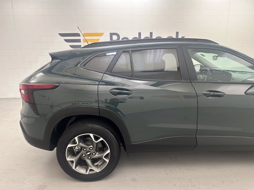 Used 2025 Chevrolet Trax LT w/ Driver Confidence Package FWD image 9