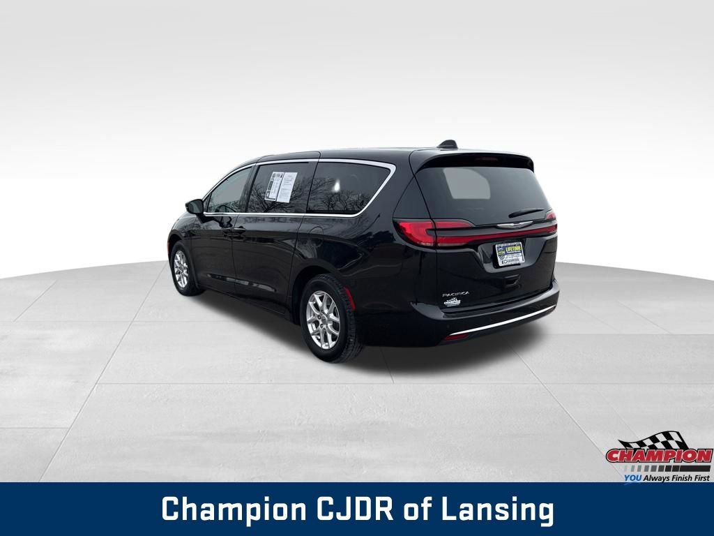 Used 2024 Chrysler Pacifica Touring-L image 3