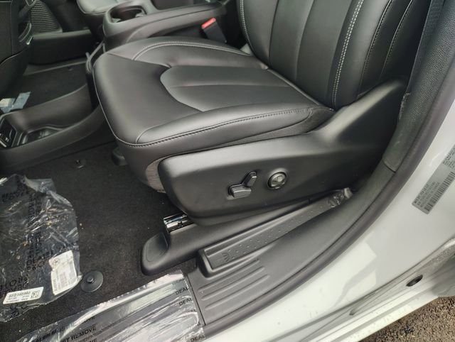 New 2026 Chrysler Pacifica Select FWD image 11