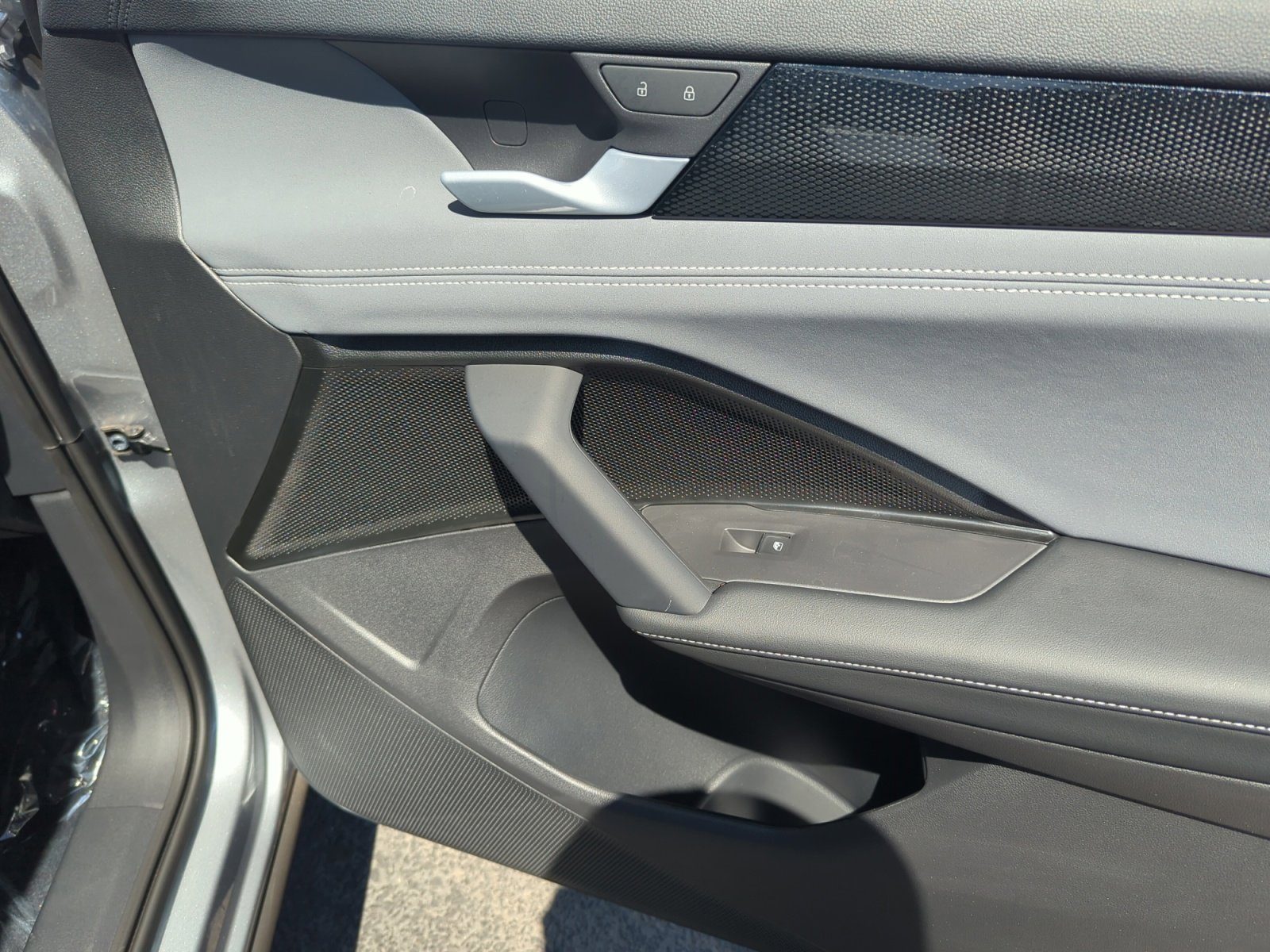 New 2025 Volkswagen Tiguan SE image 16