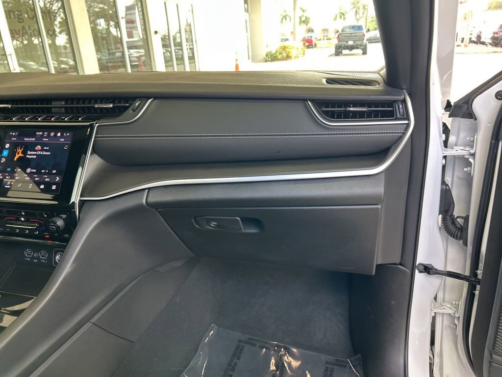 Used 2025 Jeep Grand Cherokee Altitude RWD image 24