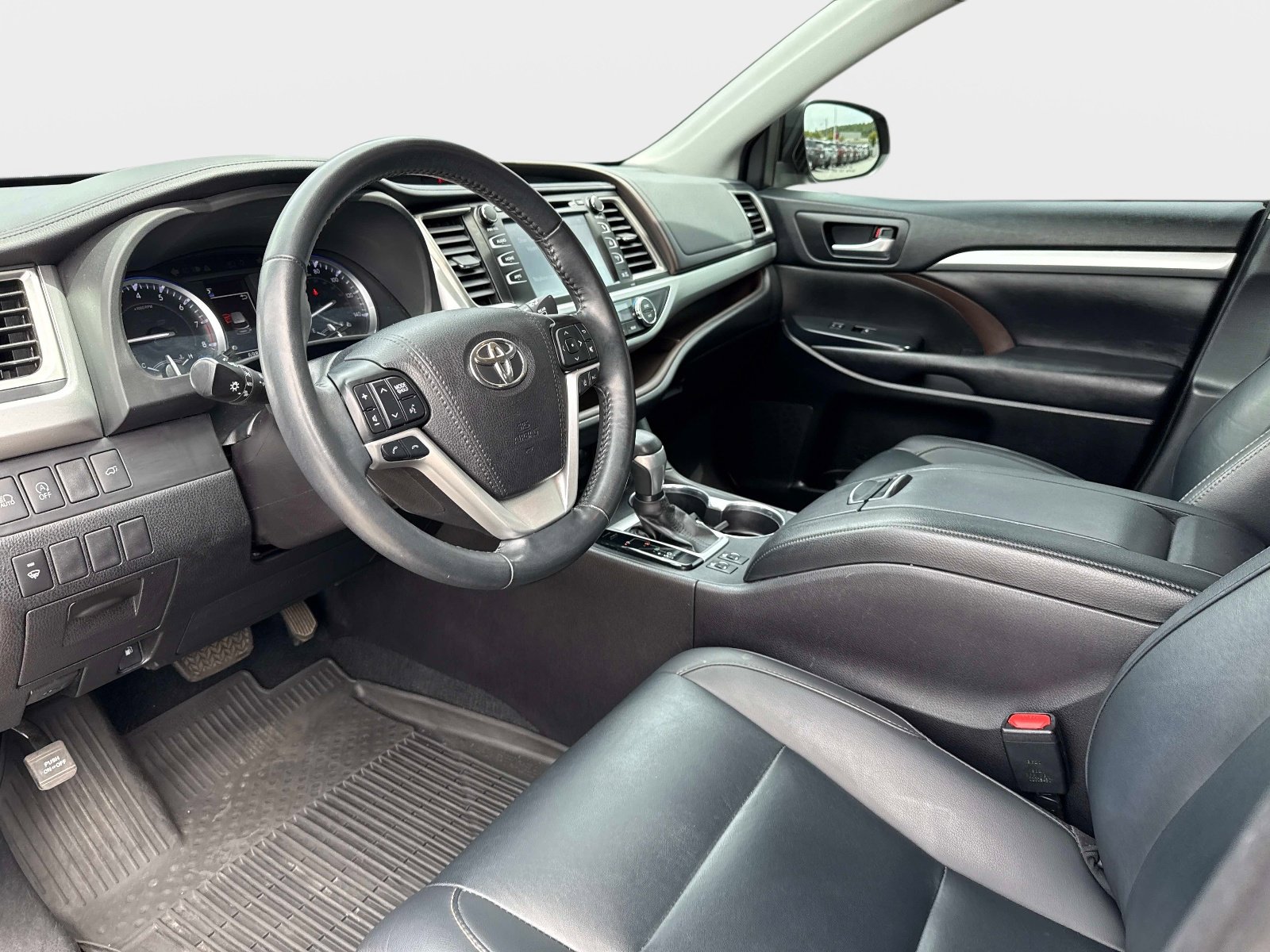 Used 2019 Toyota Highlander XLE AWD/4WD image 34