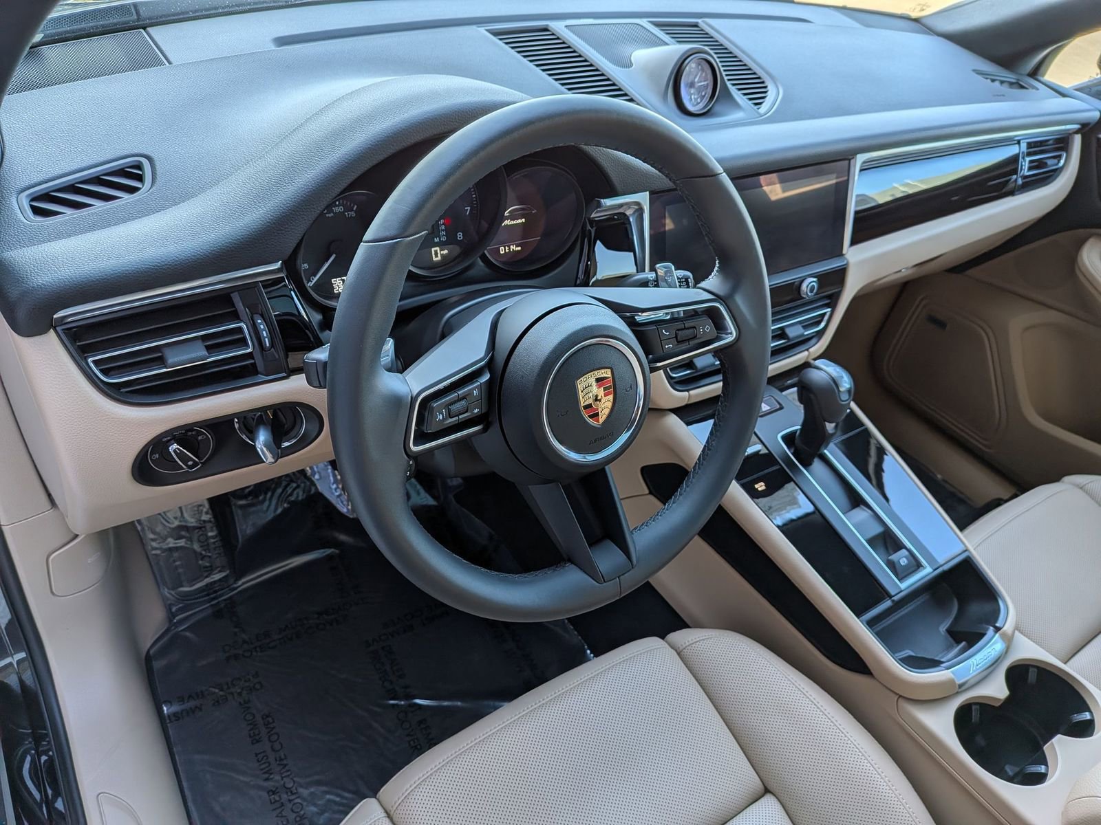 Certified 2025 Porsche Macan image 4