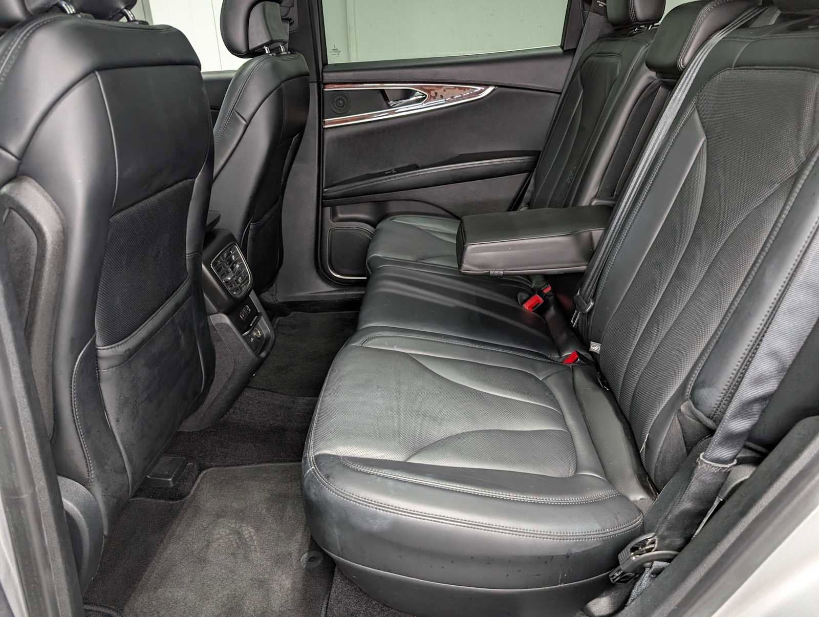 Used 2017 Lincoln MKX Reserve image 23