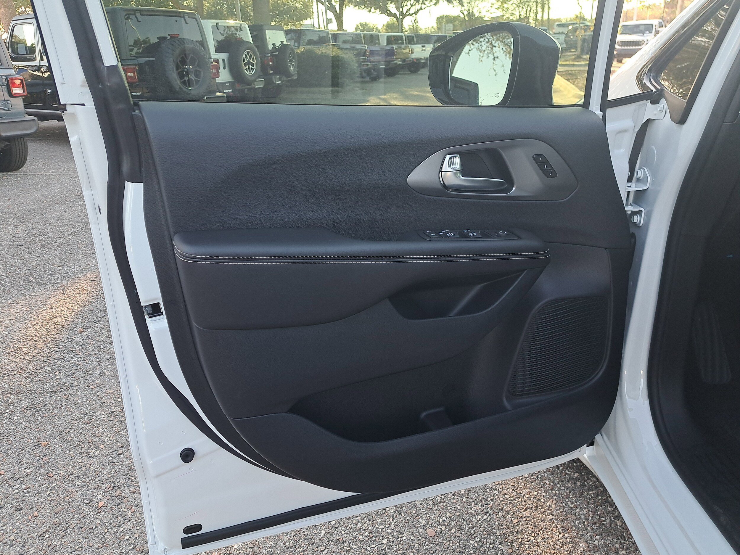 New 2026 Chrysler Pacifica Select w/ S Appearance Package FWD image 9