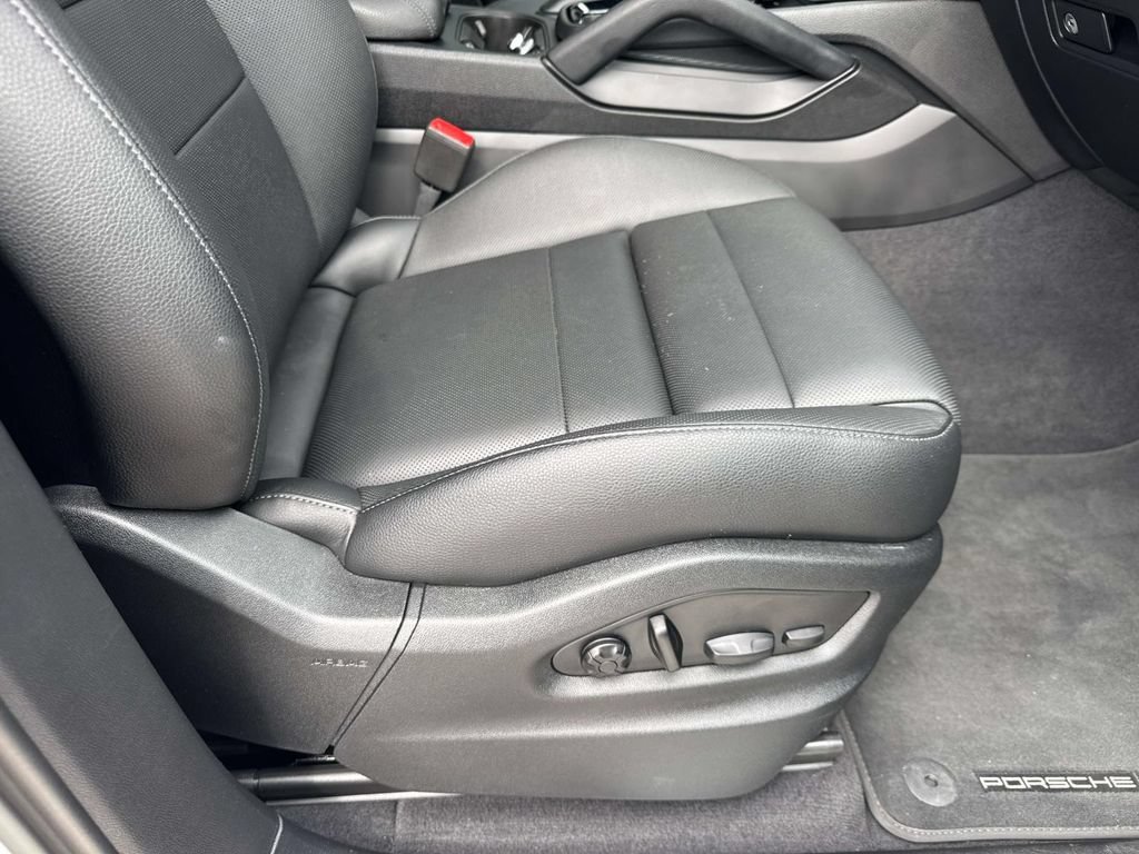 Certified 2025 Porsche Cayenne AWD/4WD image 17