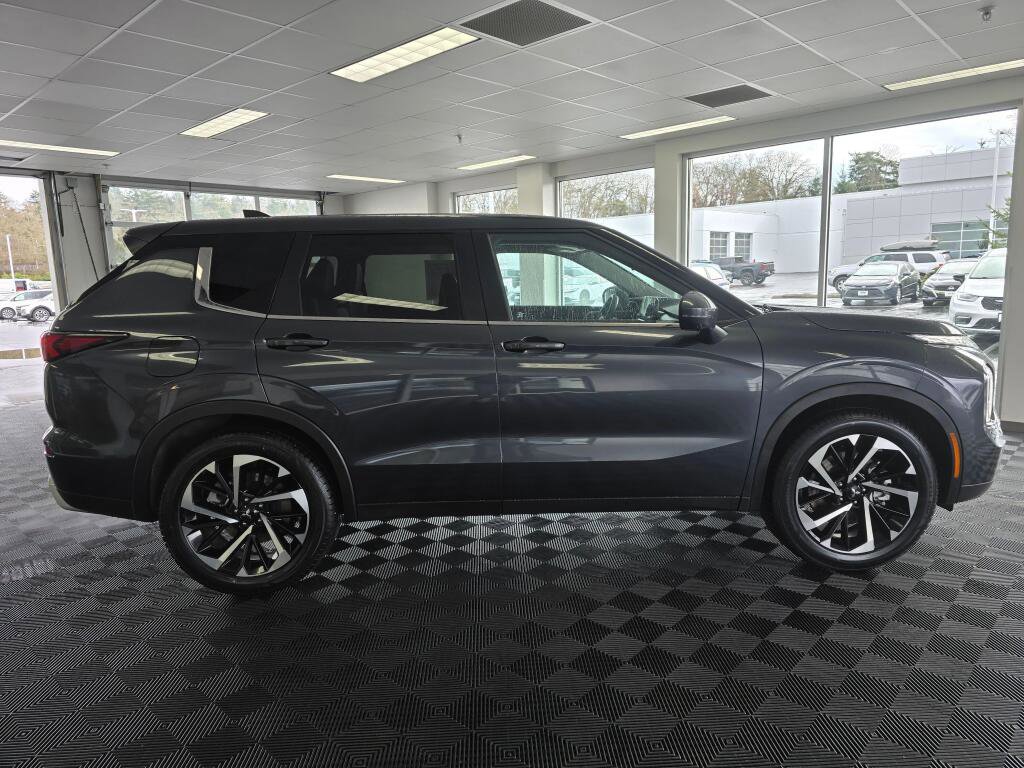 Used 2024 Mitsubishi Outlander SE image 3