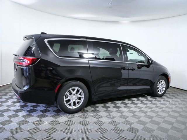 Used 2025 Chrysler Pacifica Select FWD image 8