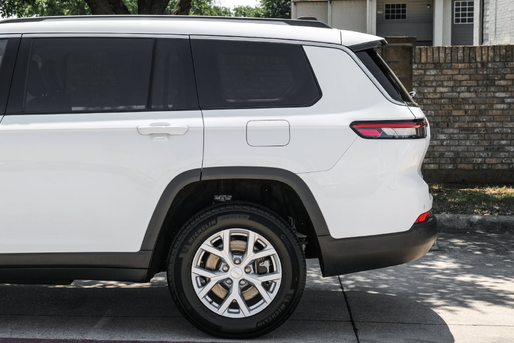 Used 2023 Jeep Grand Cherokee L Limited AWD/4WD image 23