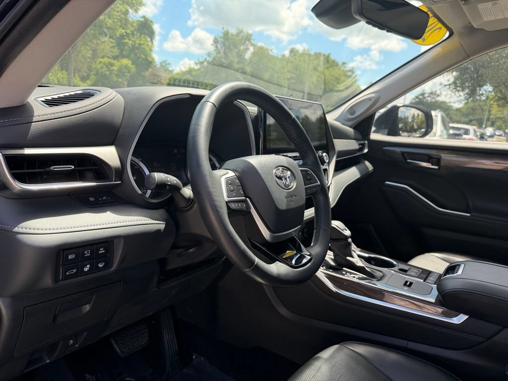 Used 2022 Toyota Highlander Limited FWD image 33