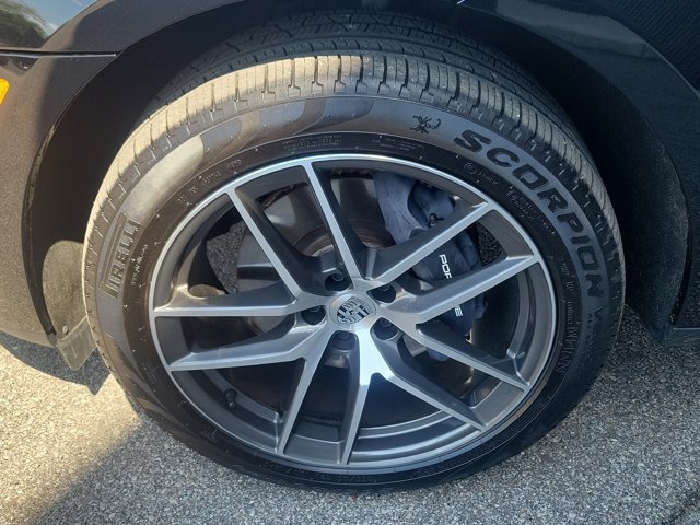 Certified 2025 Porsche Macan AWD/4WD image 12