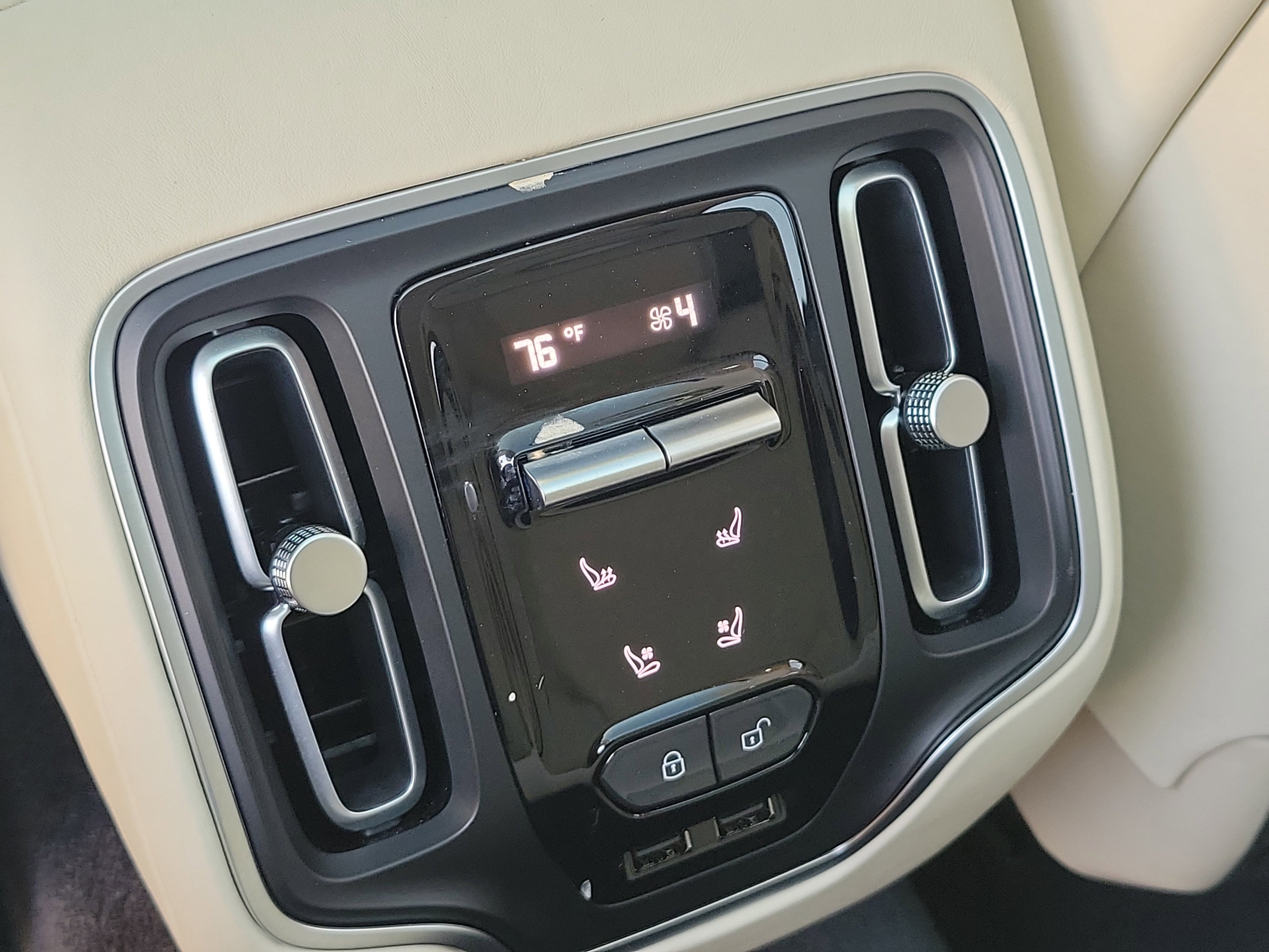 Used 2021 Aston Martin DBX image 13