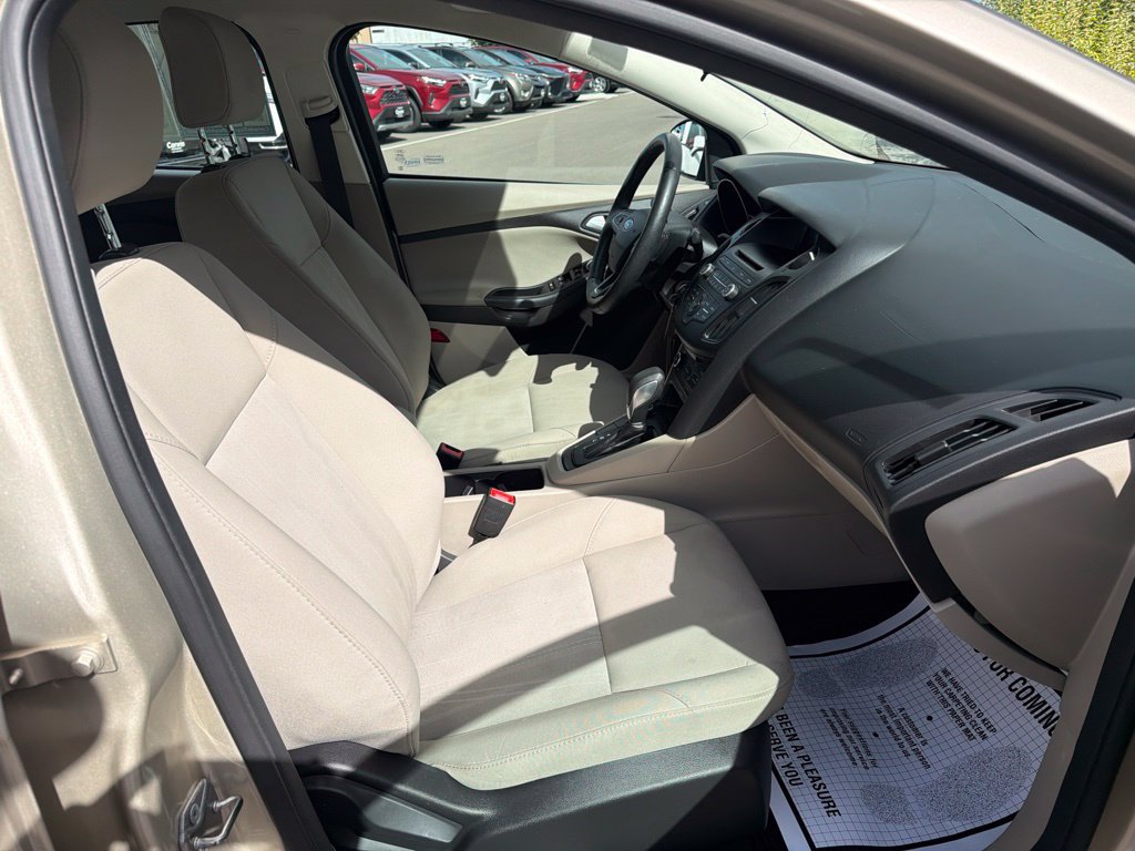 Used 2017 Ford Focus SE w/ Cold Weather Package FWD image 10