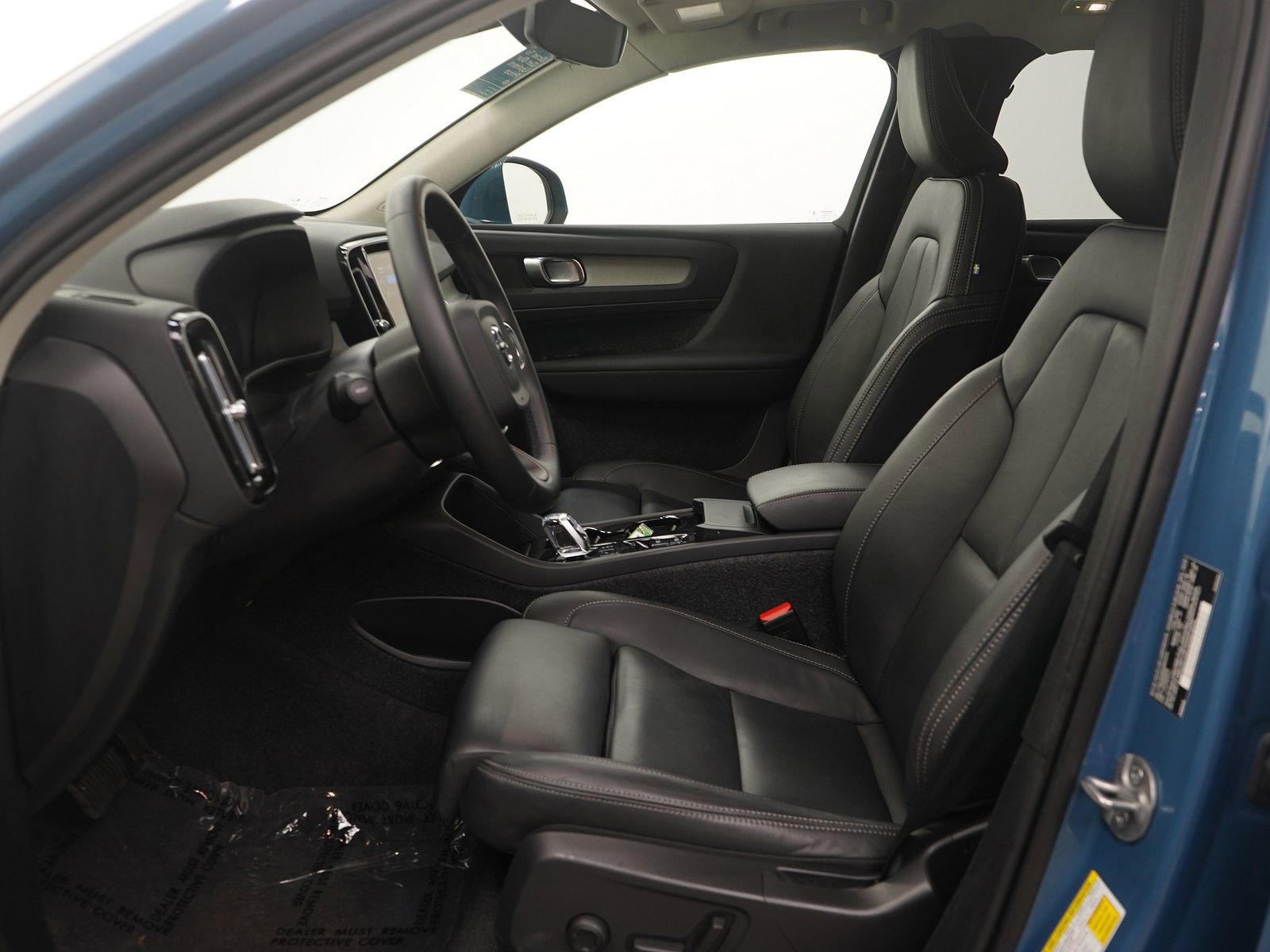 Used 2025 Volvo XC40 B5 Plus image 18